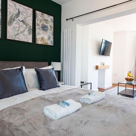 Studio Apartment With 65" Smart Tv Newport  Buitenkant foto
