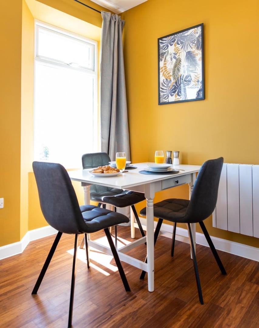 Studio Apartment With 65" Smart Tv Newport  Buitenkant foto