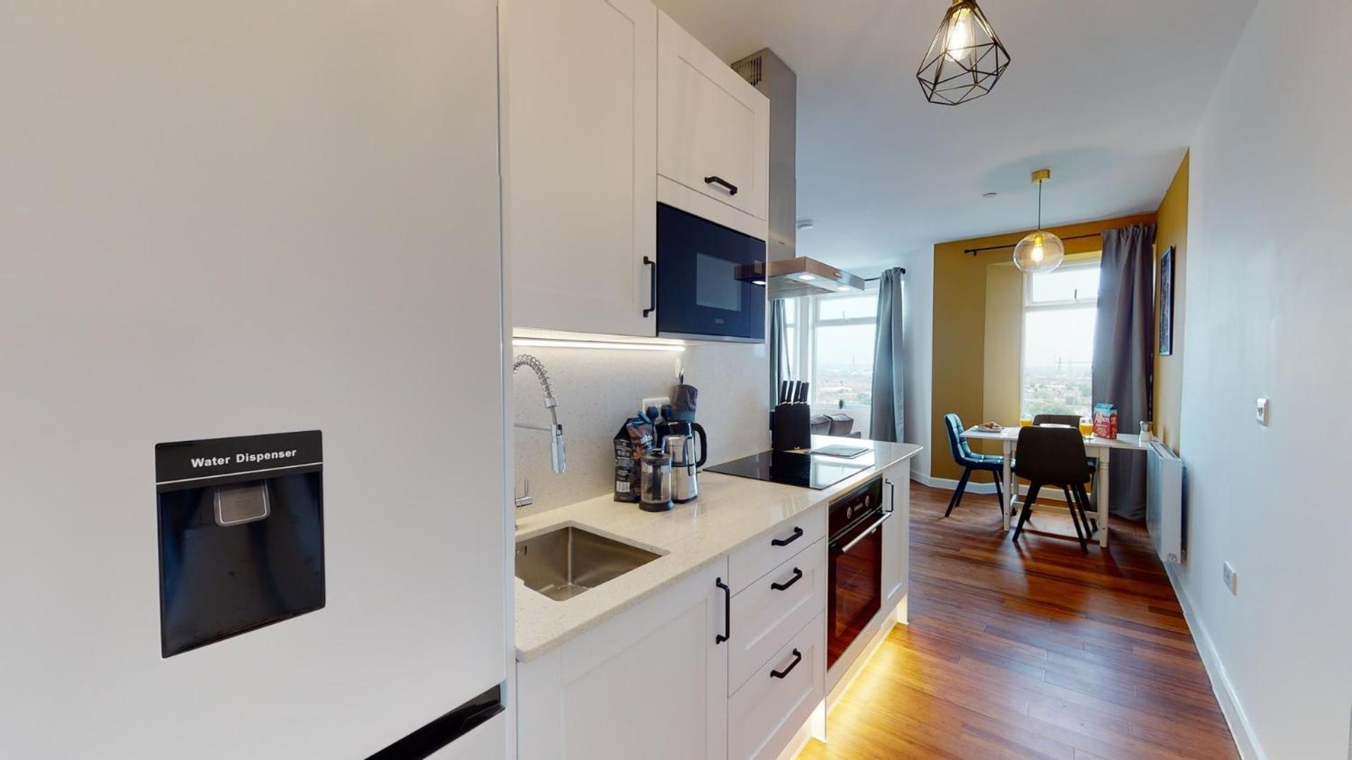 Studio Apartment With 65" Smart Tv Newport  Buitenkant foto