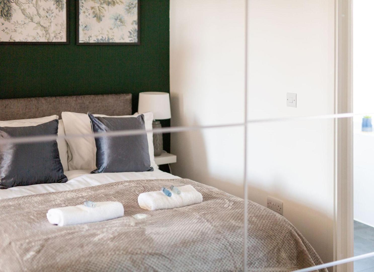 Studio Apartment With 65" Smart Tv Newport  Buitenkant foto