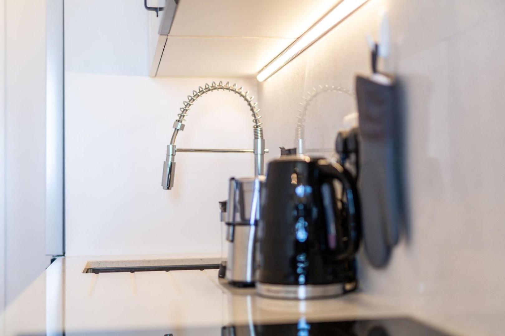 Studio Apartment With 65" Smart Tv Newport  Buitenkant foto