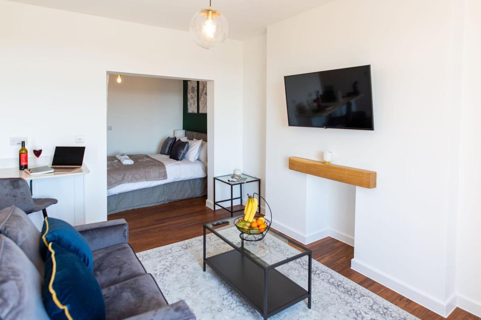 Studio Apartment With 65" Smart Tv Newport  Buitenkant foto