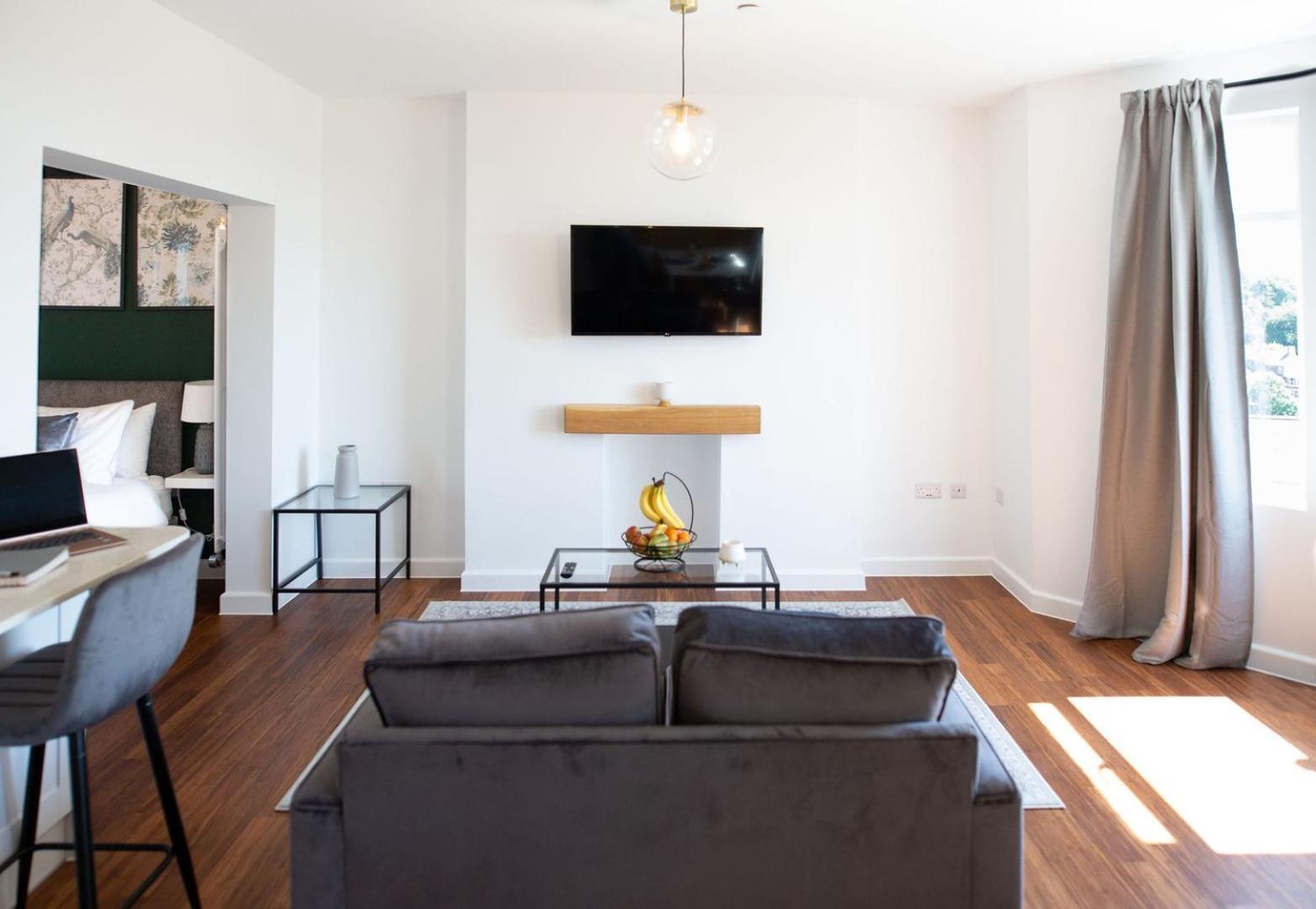 Studio Apartment With 65" Smart Tv Newport  Buitenkant foto