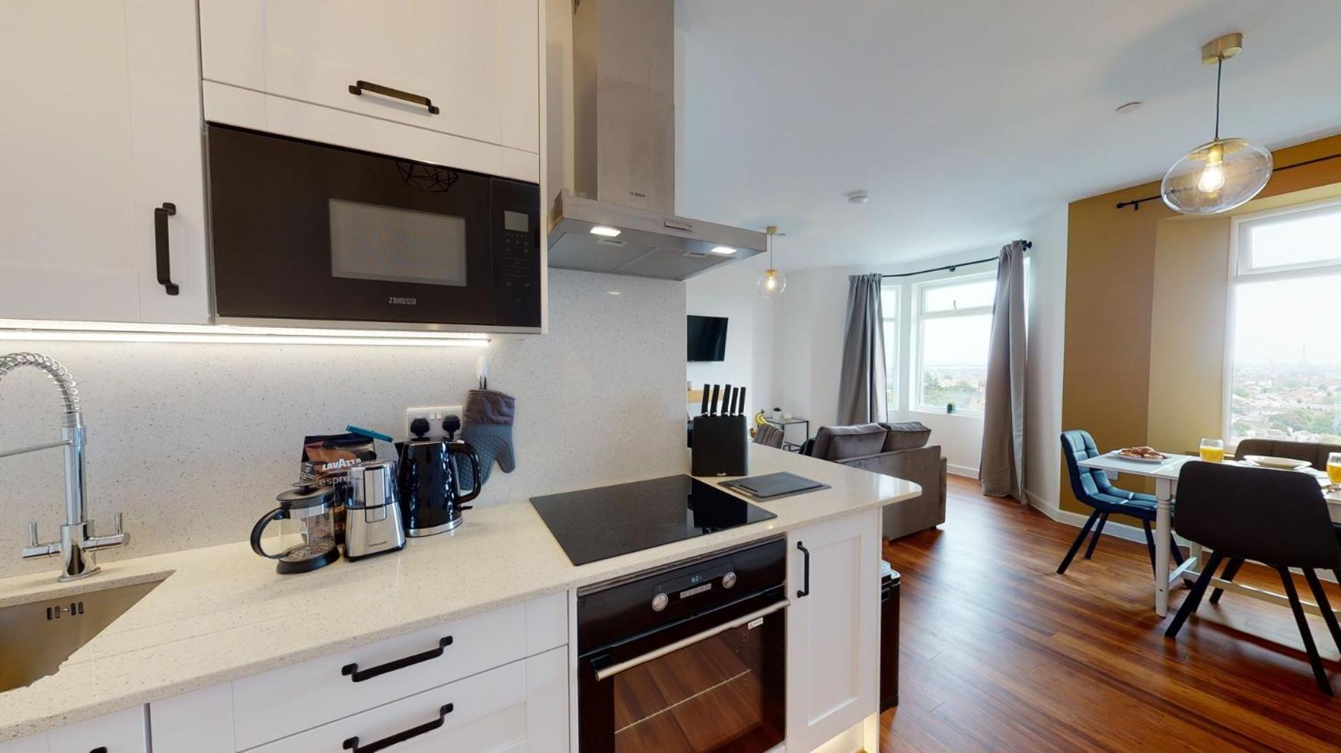 Studio Apartment With 65" Smart Tv Newport  Buitenkant foto