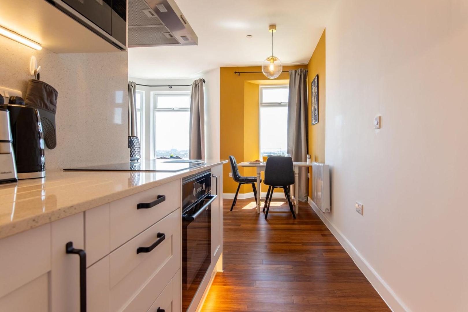 Studio Apartment With 65" Smart Tv Newport  Buitenkant foto