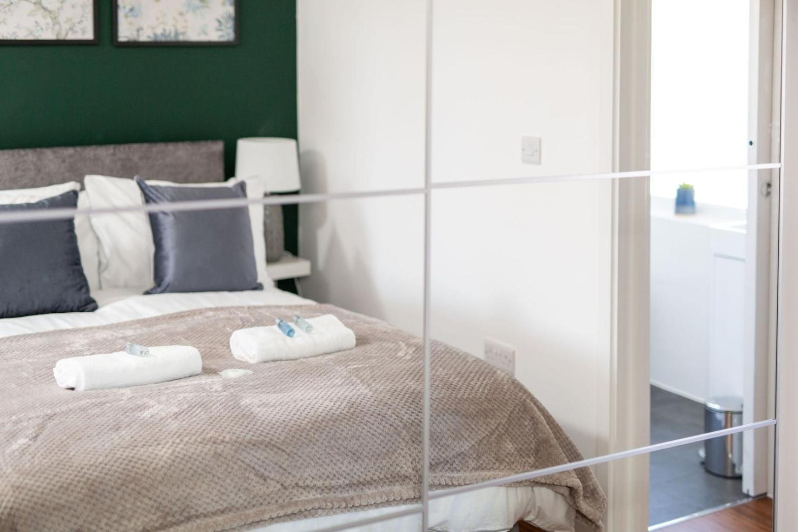 Studio Apartment With 65" Smart Tv Newport  Buitenkant foto