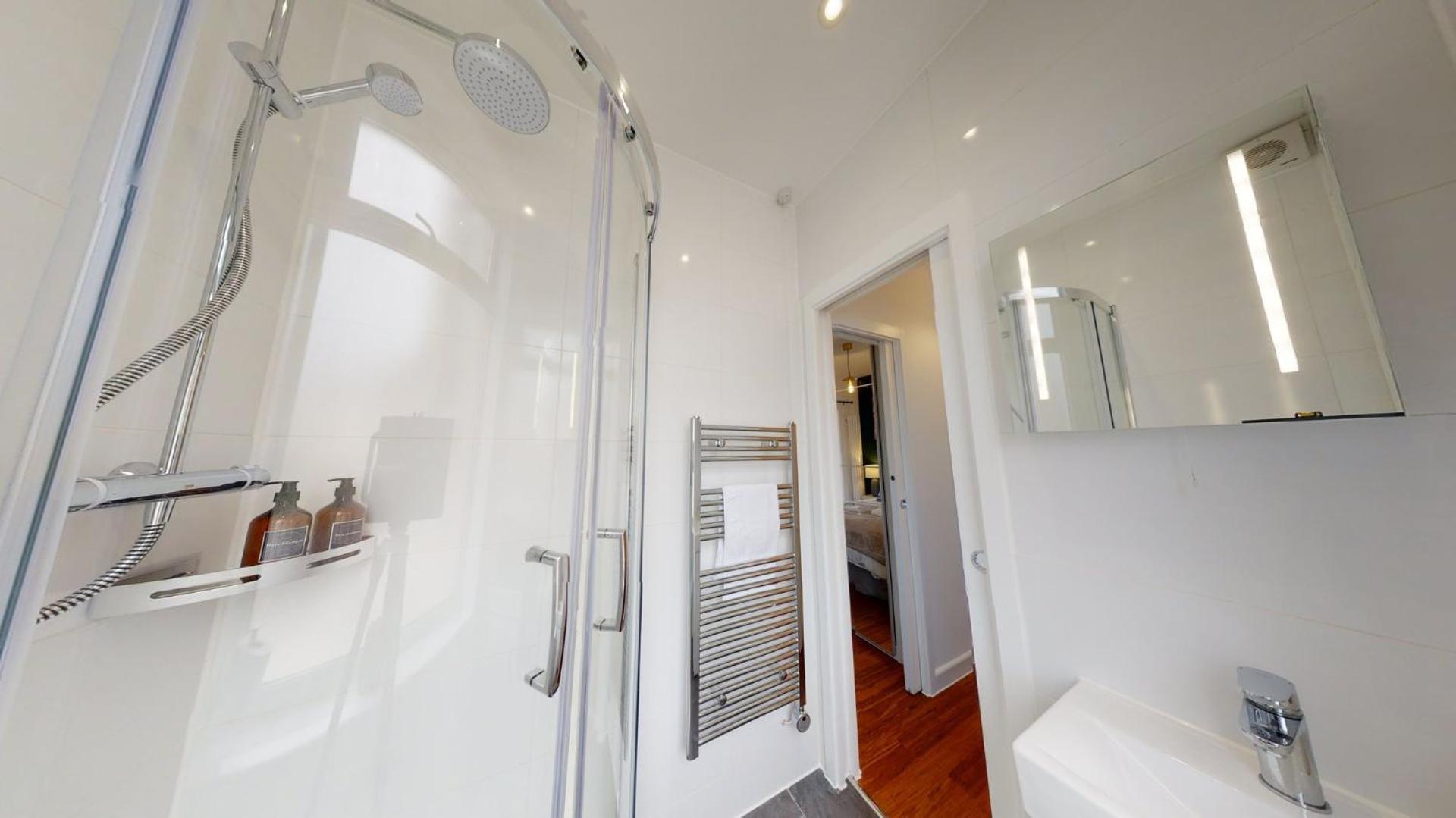 Studio Apartment With 65" Smart Tv Newport  Buitenkant foto