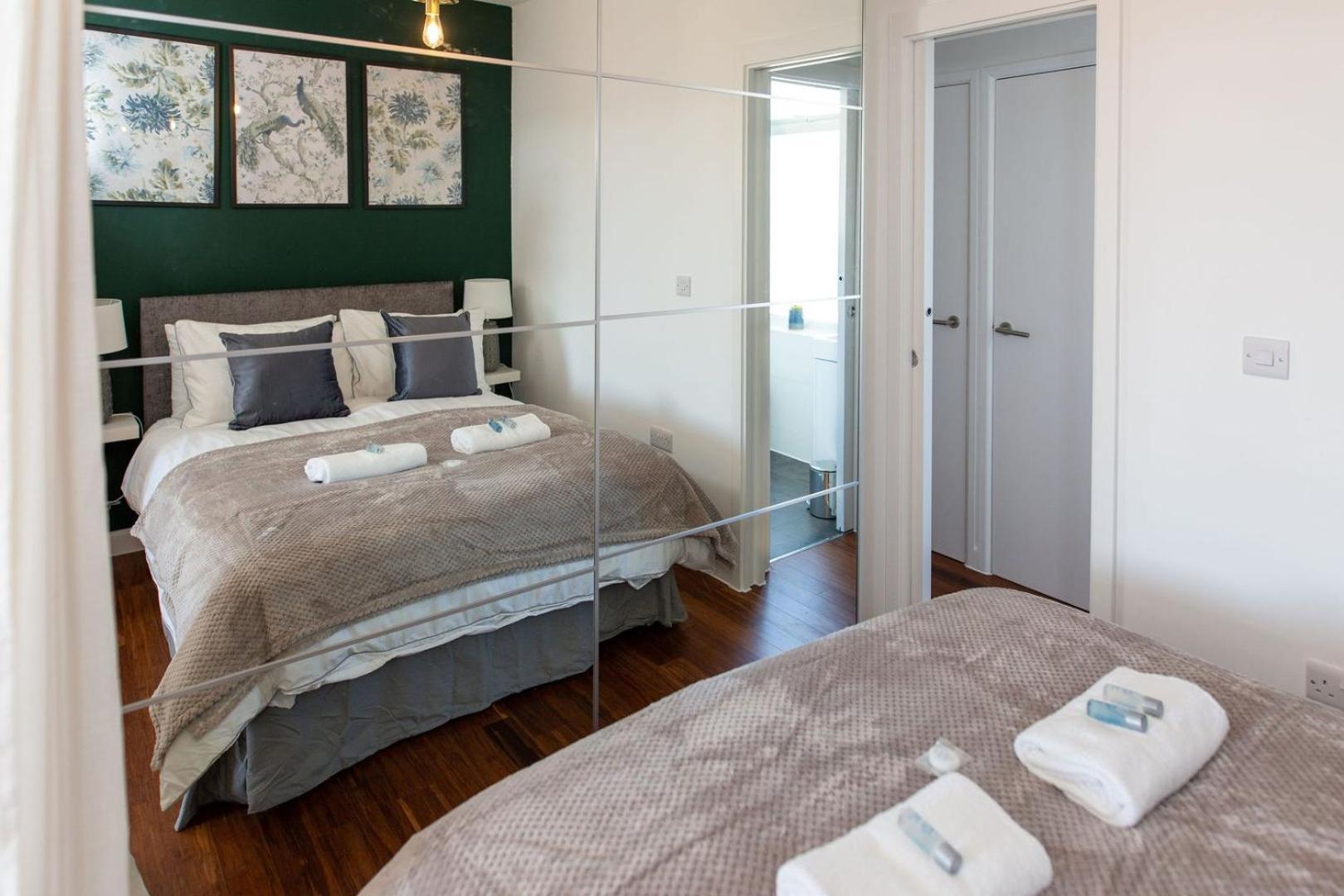 Studio Apartment With 65" Smart Tv Newport  Buitenkant foto