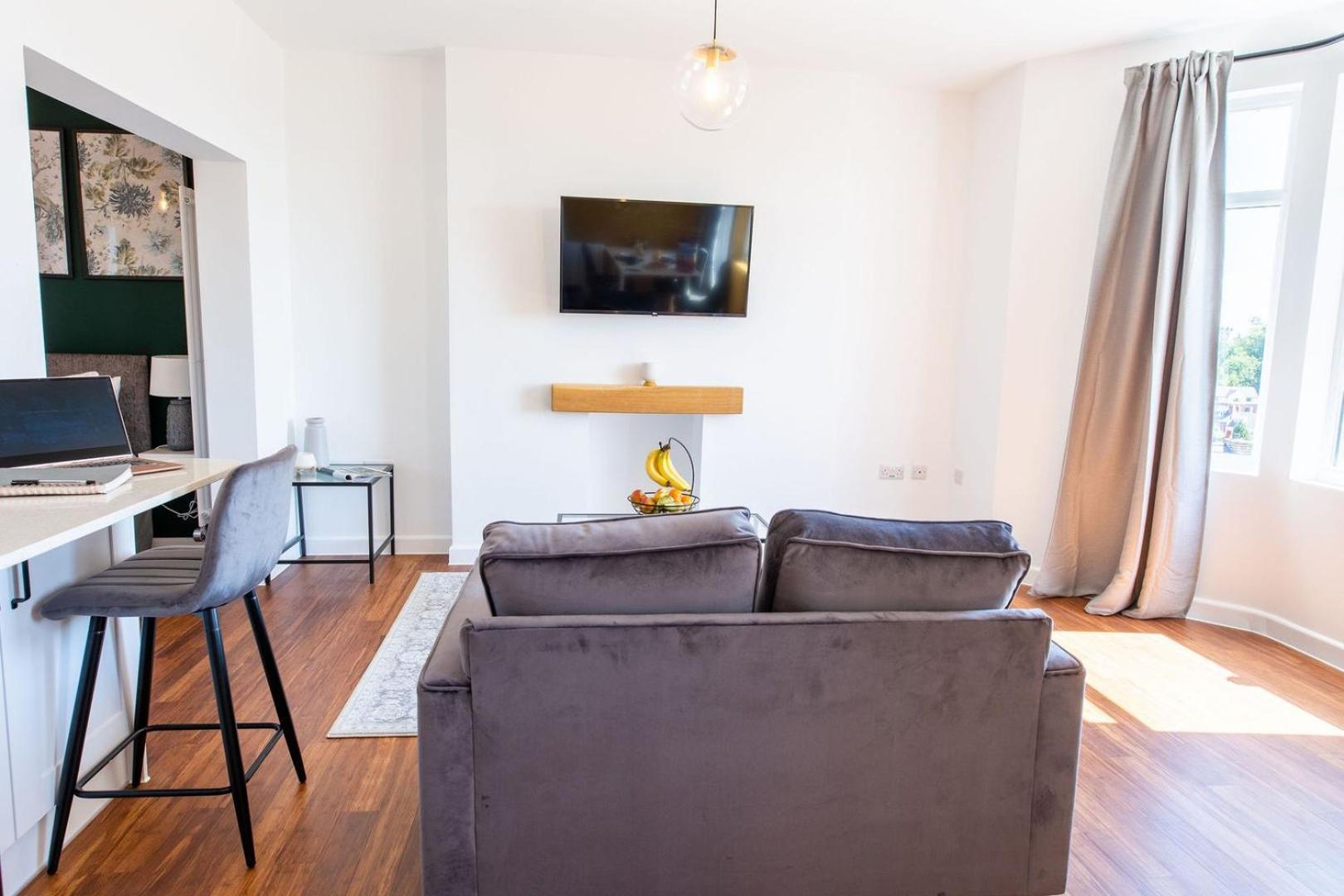 Studio Apartment With 65" Smart Tv Newport  Buitenkant foto