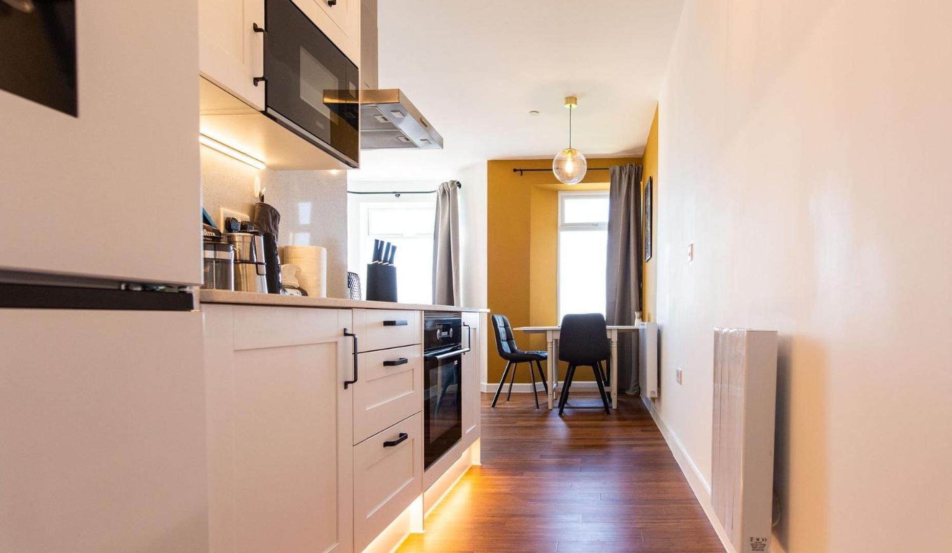 Studio Apartment With 65" Smart Tv Newport  Buitenkant foto